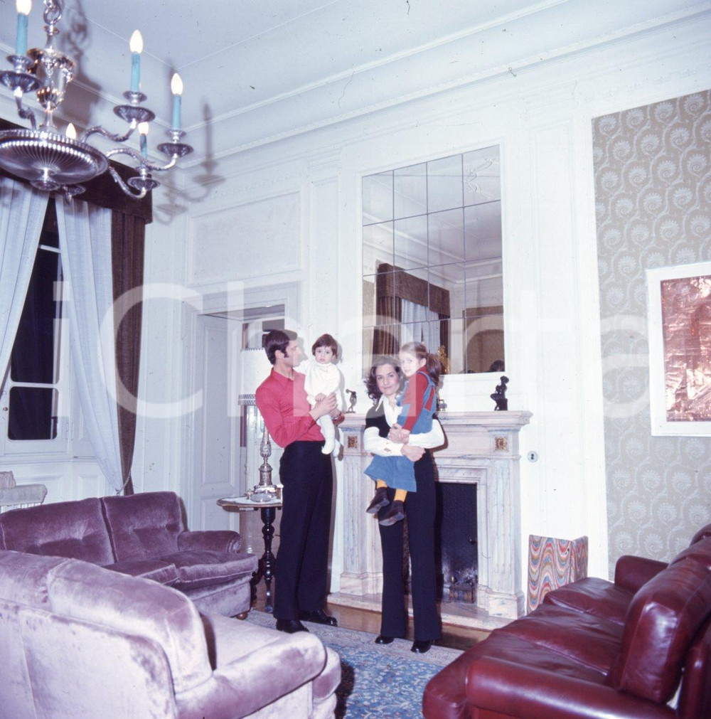 Fotografia d epoca originale 6X6cm DIAPOSITIVA ORIGINALE  1975 ca Giacinto FACCHETTI con moglie e figli 24 1