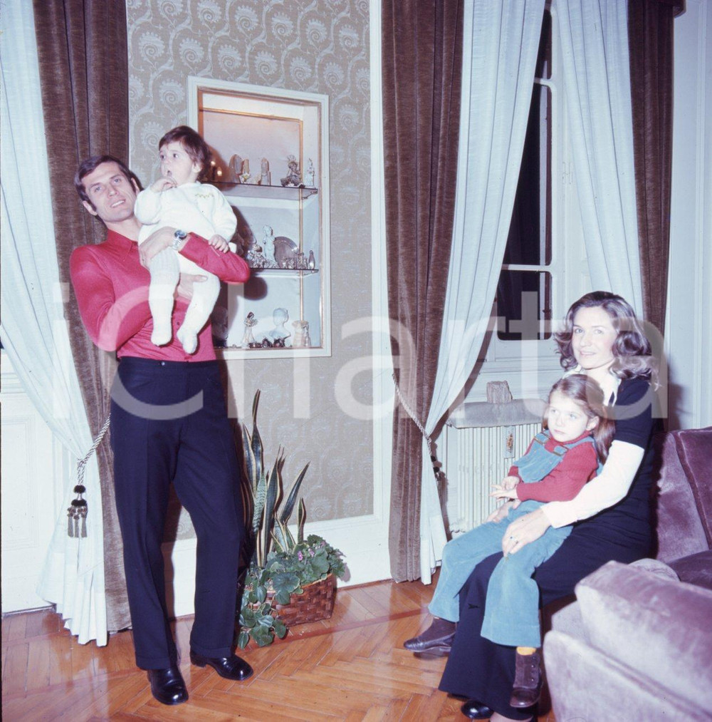 Fotografia d epoca originale 6X6cm DIAPOSITIVA ORIGINALE  1975 ca Giacinto FACCHETTI con moglie e figli 18 1