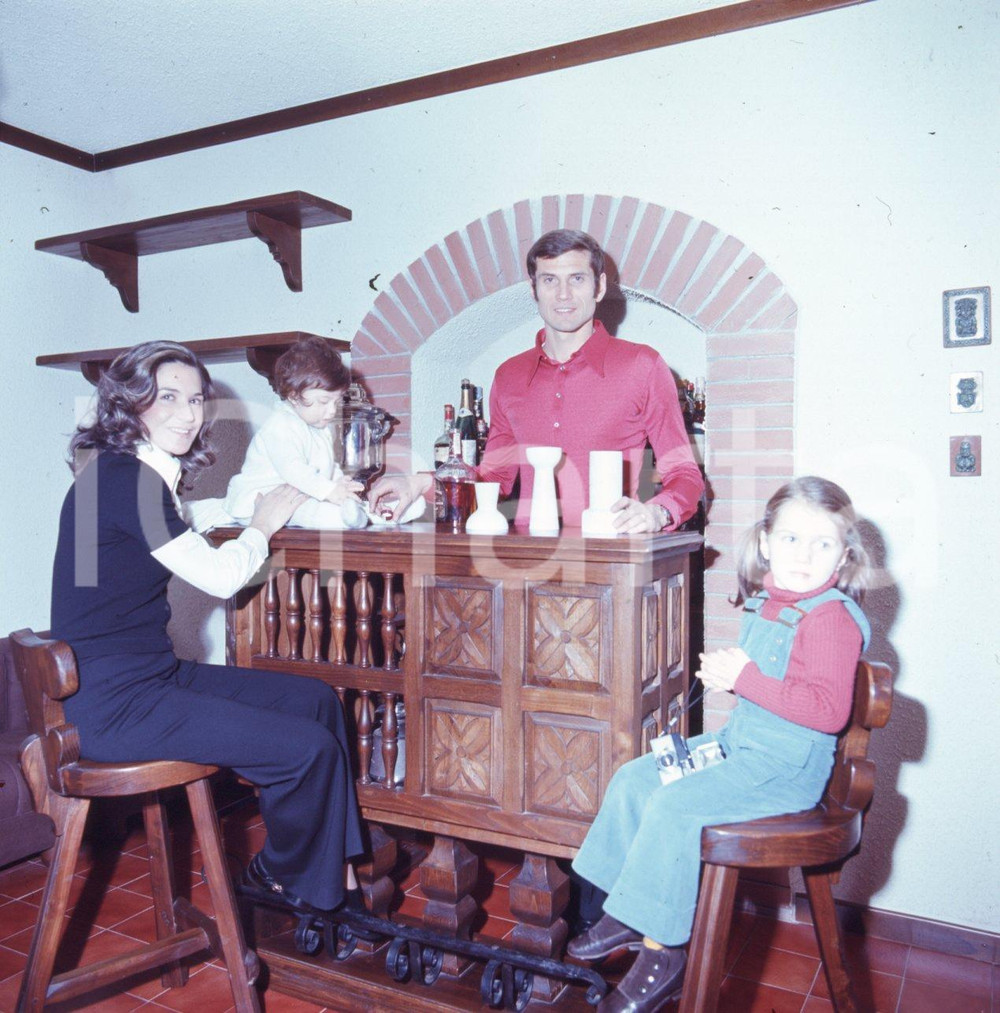 Fotografia d epoca originale 6X6cm DIAPOSITIVA ORIGINALE  1975 ca Giacinto FACCHETTI con moglie e figli 16 1