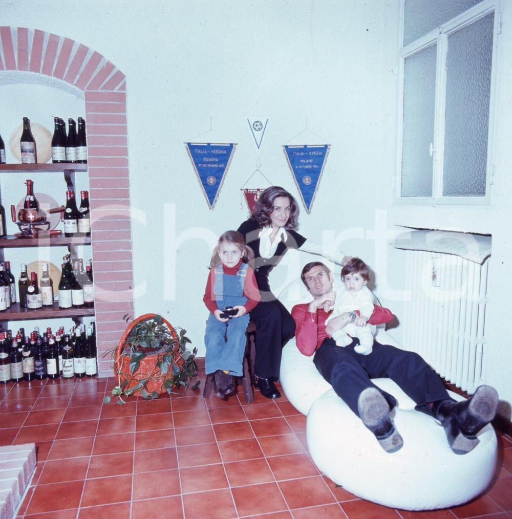 Fotografia d epoca originale 6X6cm DIAPOSITIVA ORIGINALE  1975 ca Giacinto FACCHETTI con moglie e figli 15 1