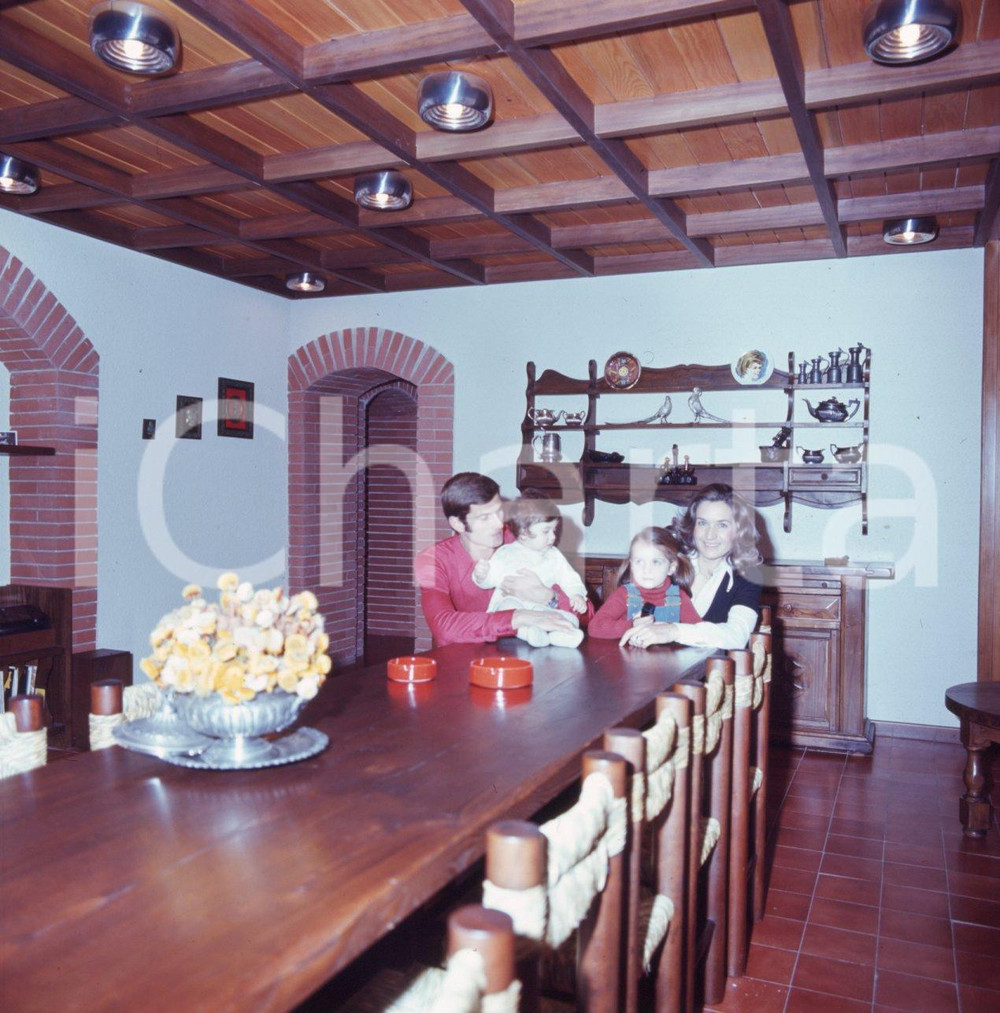 Fotografia d epoca originale 6X6cm DIAPOSITIVA ORIGINALE  1975 ca Giacinto FACCHETTI con moglie e figli 14 1
