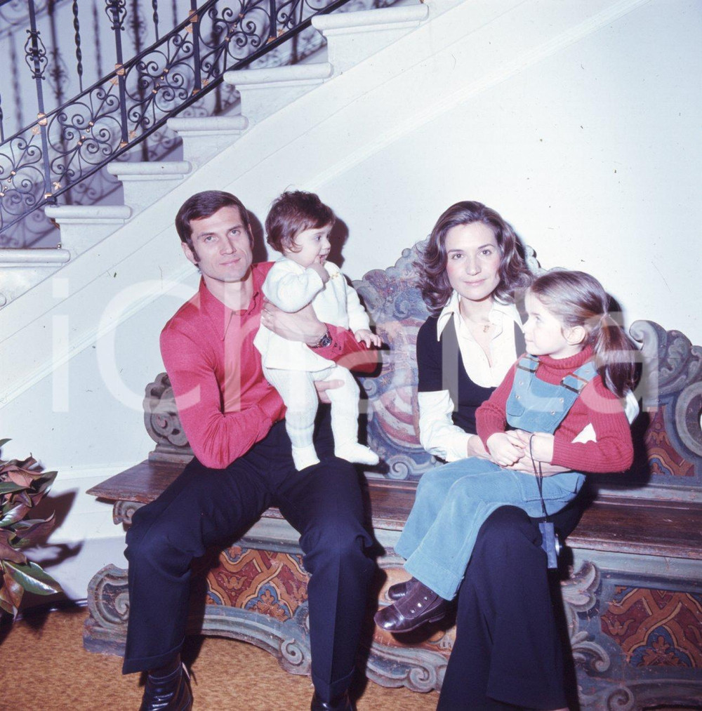 Fotografia d epoca originale 6X6cm DIAPOSITIVA ORIGINALE  1975 ca Giacinto FACCHETTI con moglie e figli 12 1