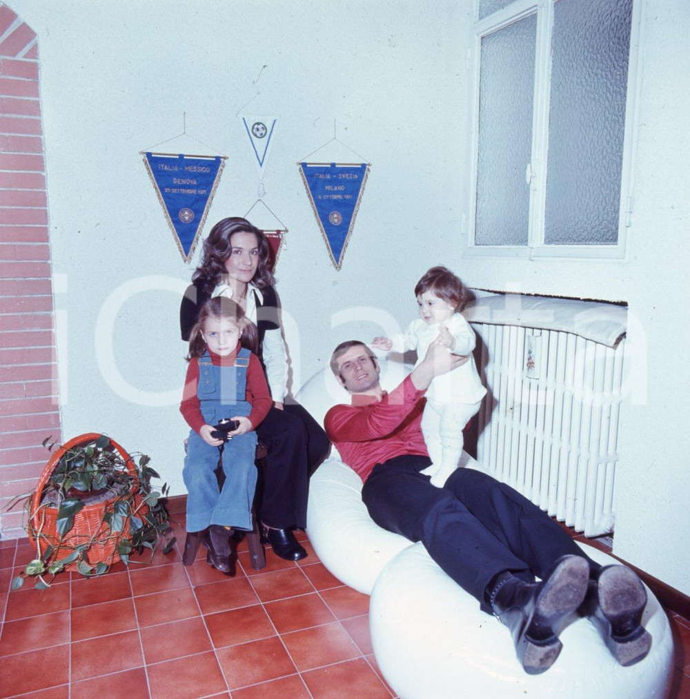 Fotografia d epoca originale 6X6cm DIAPOSITIVA ORIGINALE  1975 ca Giacinto FACCHETTI con moglie e figli 11 1