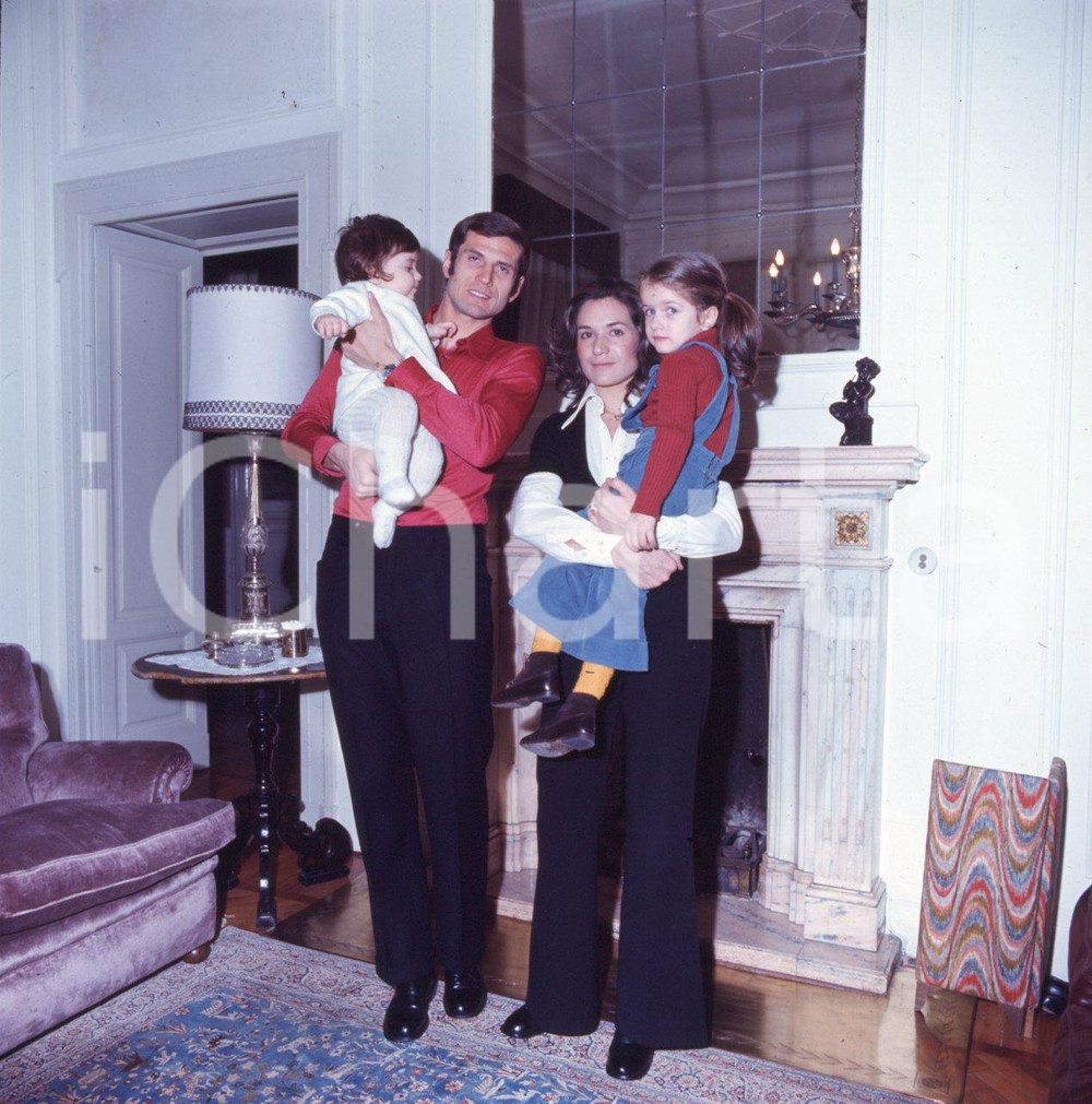 Fotografia d epoca originale 6X6cm DIAPOSITIVA ORIGINALE  1975 ca Giacinto FACCHETTI con moglie e figli 10 1