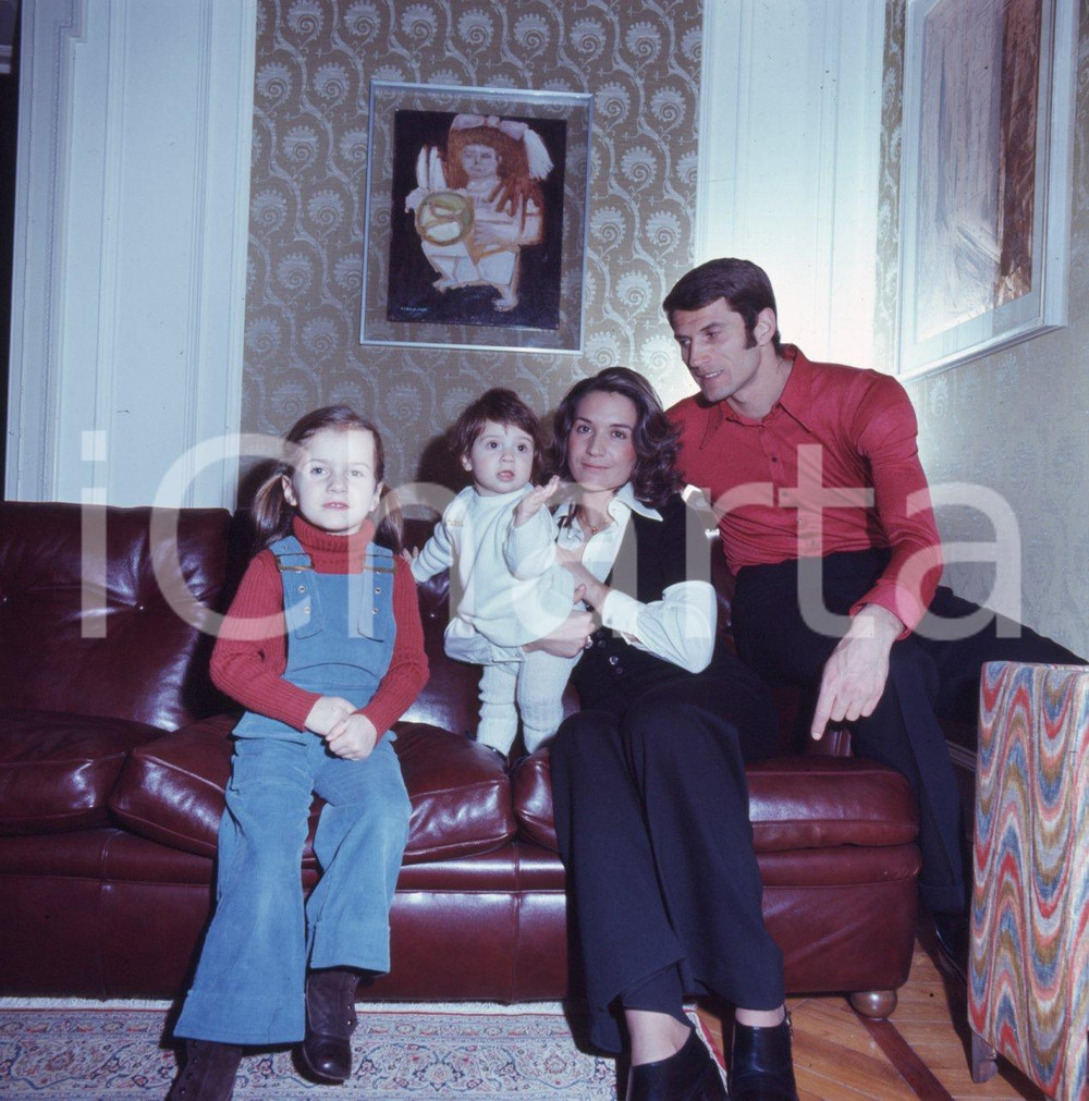 Fotografia d epoca originale 6X6cm DIAPOSITIVA ORIGINALE  1975 ca Giacinto FACCHETTI con moglie e figli 27 1