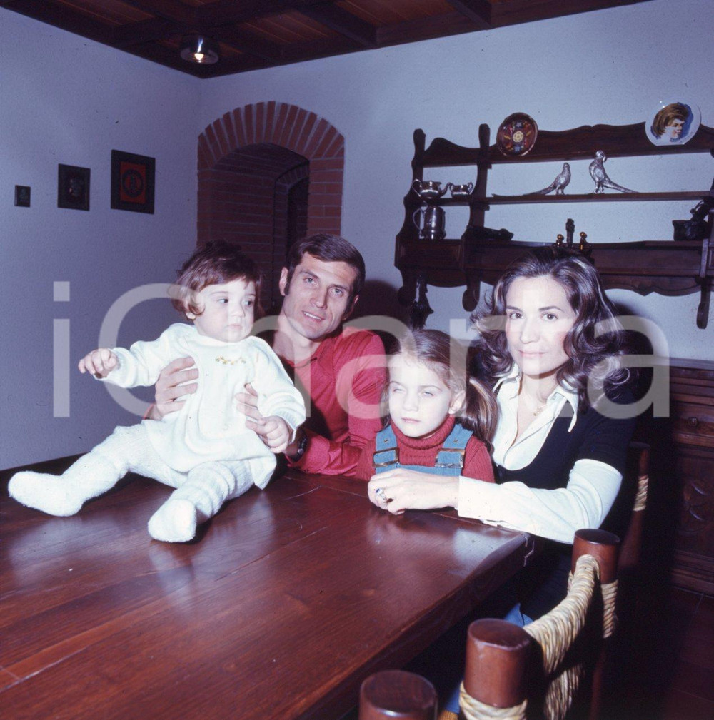 Fotografia d epoca originale 6X6cm DIAPOSITIVA ORIGINALE  1975 ca Giacinto FACCHETTI con moglie e figli 8 1