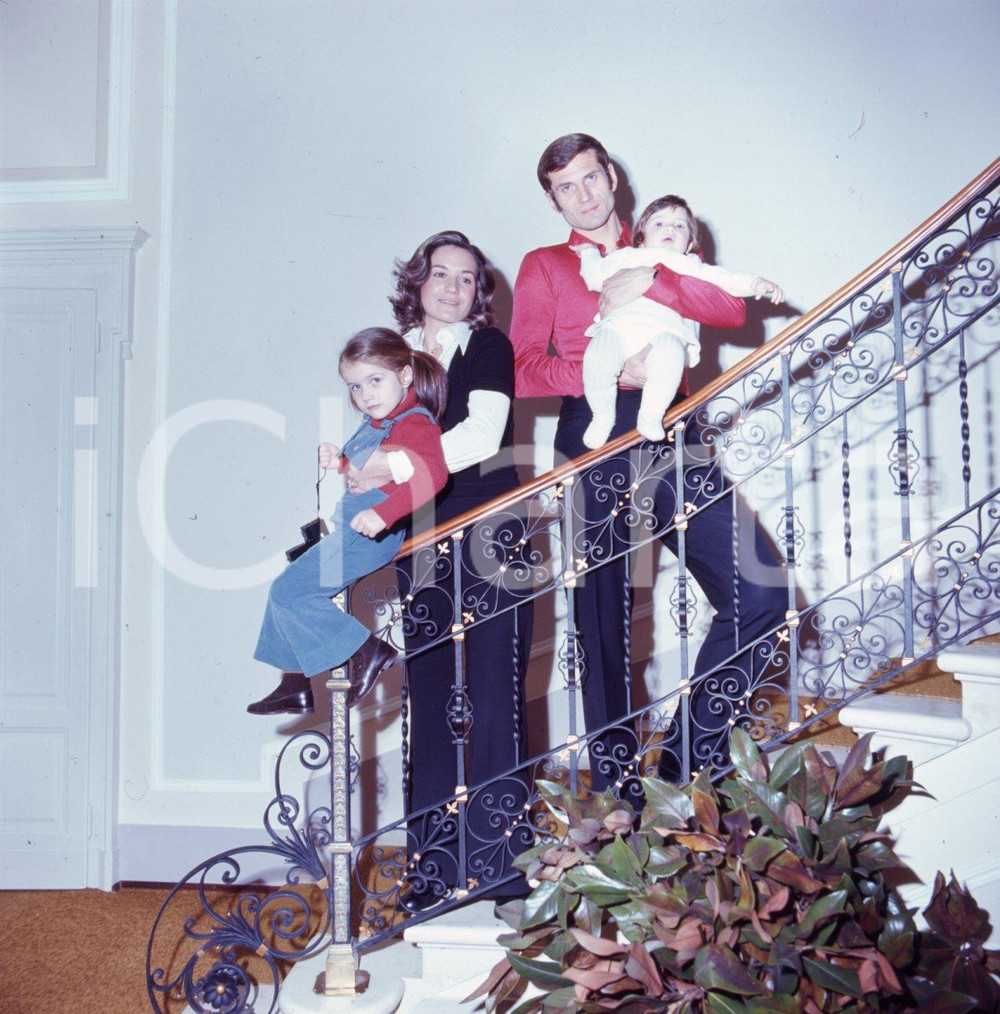 Fotografia d epoca originale 6X6cm DIAPOSITIVA ORIGINALE  1975 ca Giacinto FACCHETTI con moglie e figli 6 1