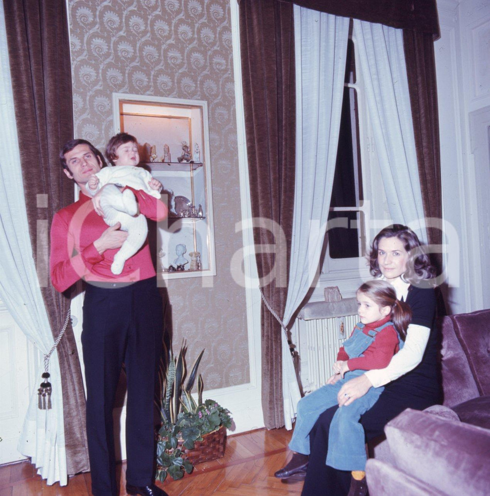Fotografia d epoca originale 6X6cm DIAPOSITIVA ORIGINALE  1975 ca Giacinto FACCHETTI con moglie e figli 1 1