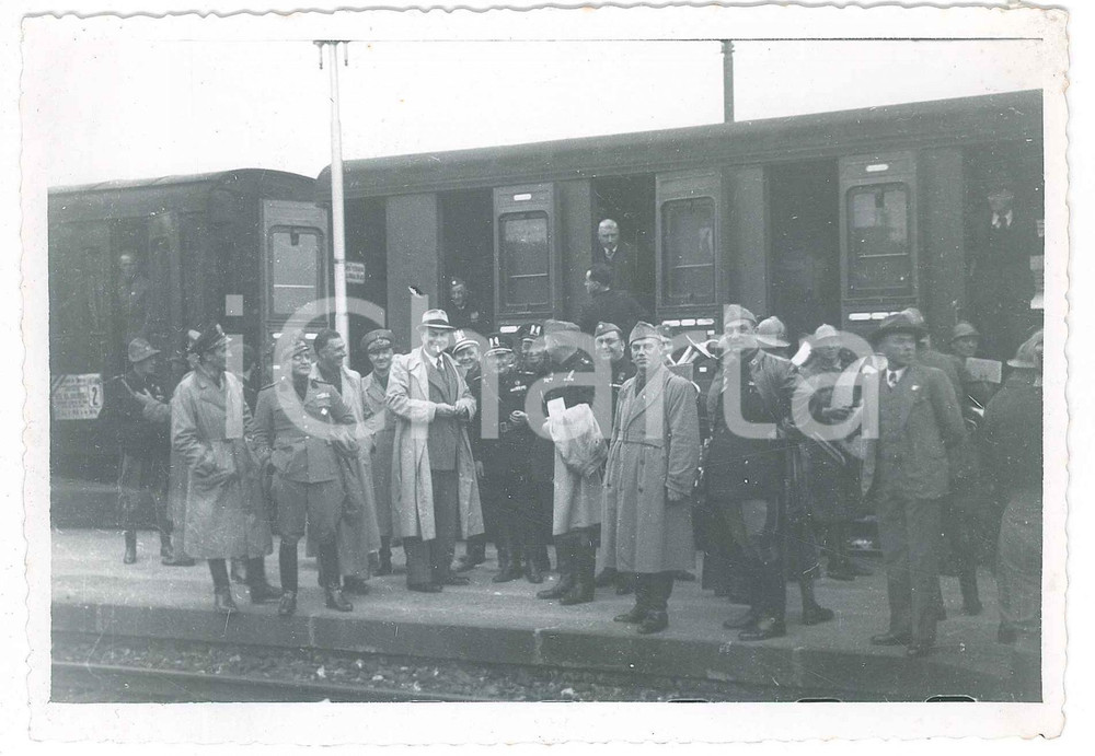 Fotografia d epoca originale 1940 ca DESENZANO DEL GARDA Arrivo ANC e PNF di GALLARATE in treno Foto 1