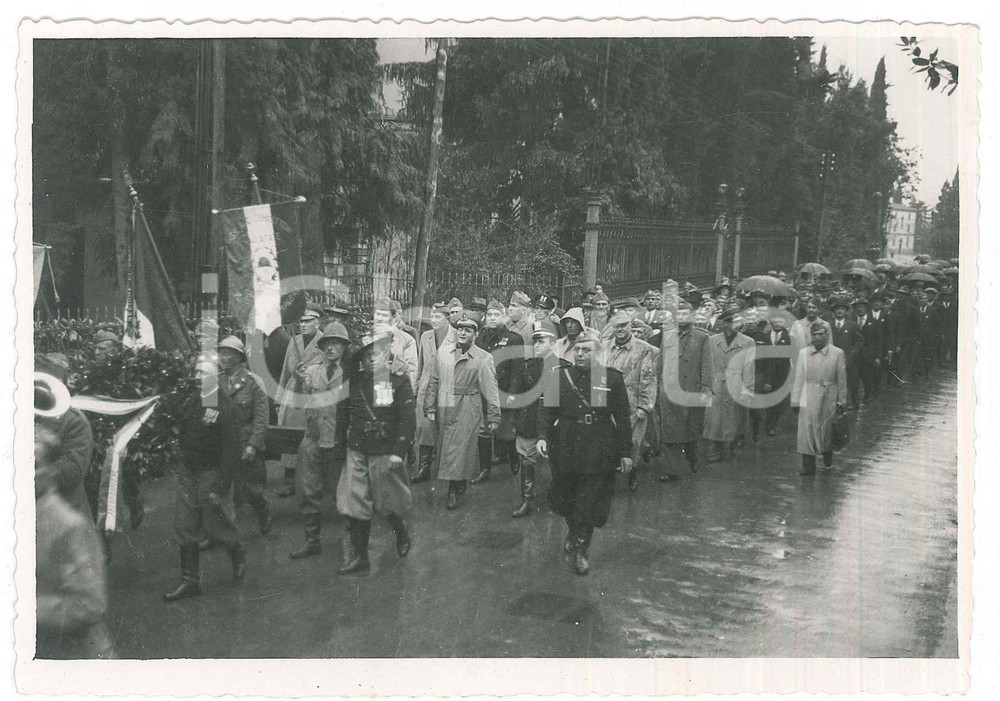 Fotografia d epoca originale 1940 ca LAGO DI GARDA Arrivo ANC e PNF di GALLARATE per visita Vittoriale 2 1