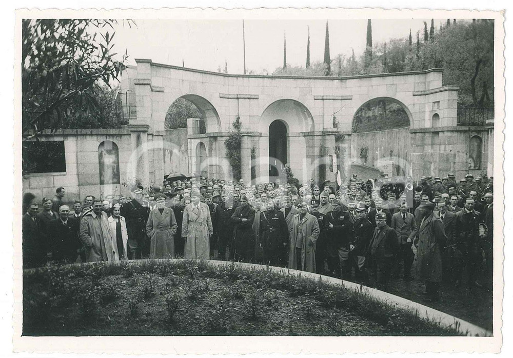 Fotografia d epoca originale 1940 ca LAGO DI GARDA  ANC e PNF GALLARATE in gita al Vittoriale 2 Foto 1