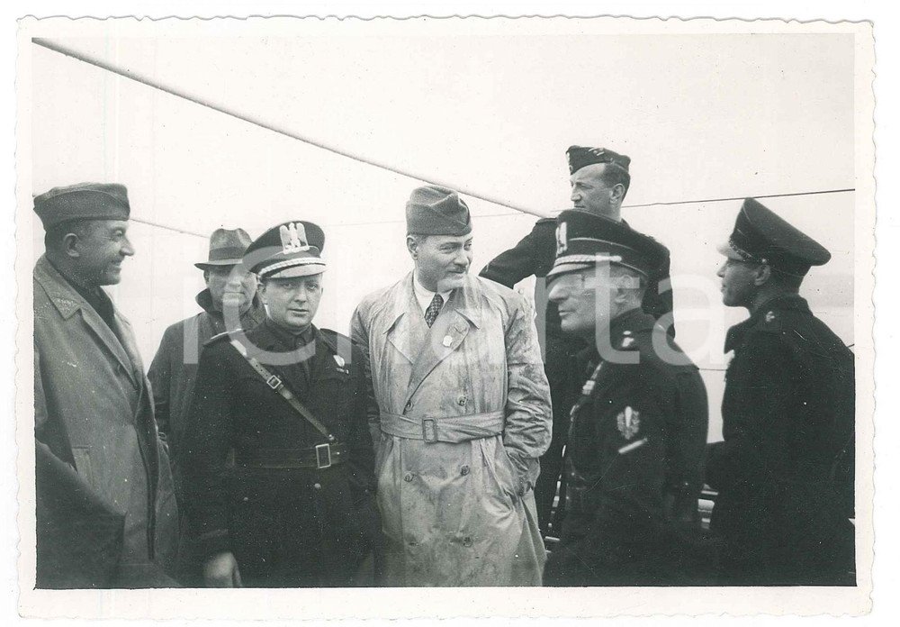 Fotografia d epoca originale 1940 ca LAGO DI GARDA  ANC e PNF GALLARATE in viaggio per il Vittoriale Foto 1