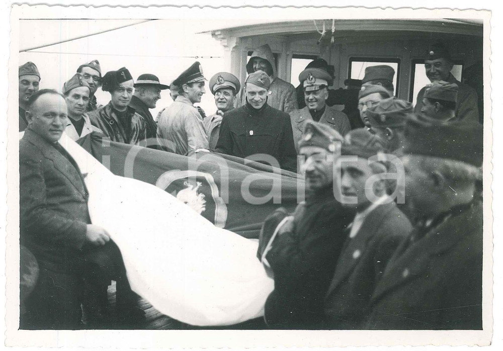 Fotografia d epoca originale 1940 ca LAGO DI GARDA  ANC e PNF di GALLARATE  Gita al Vittoriale 1 Foto 1