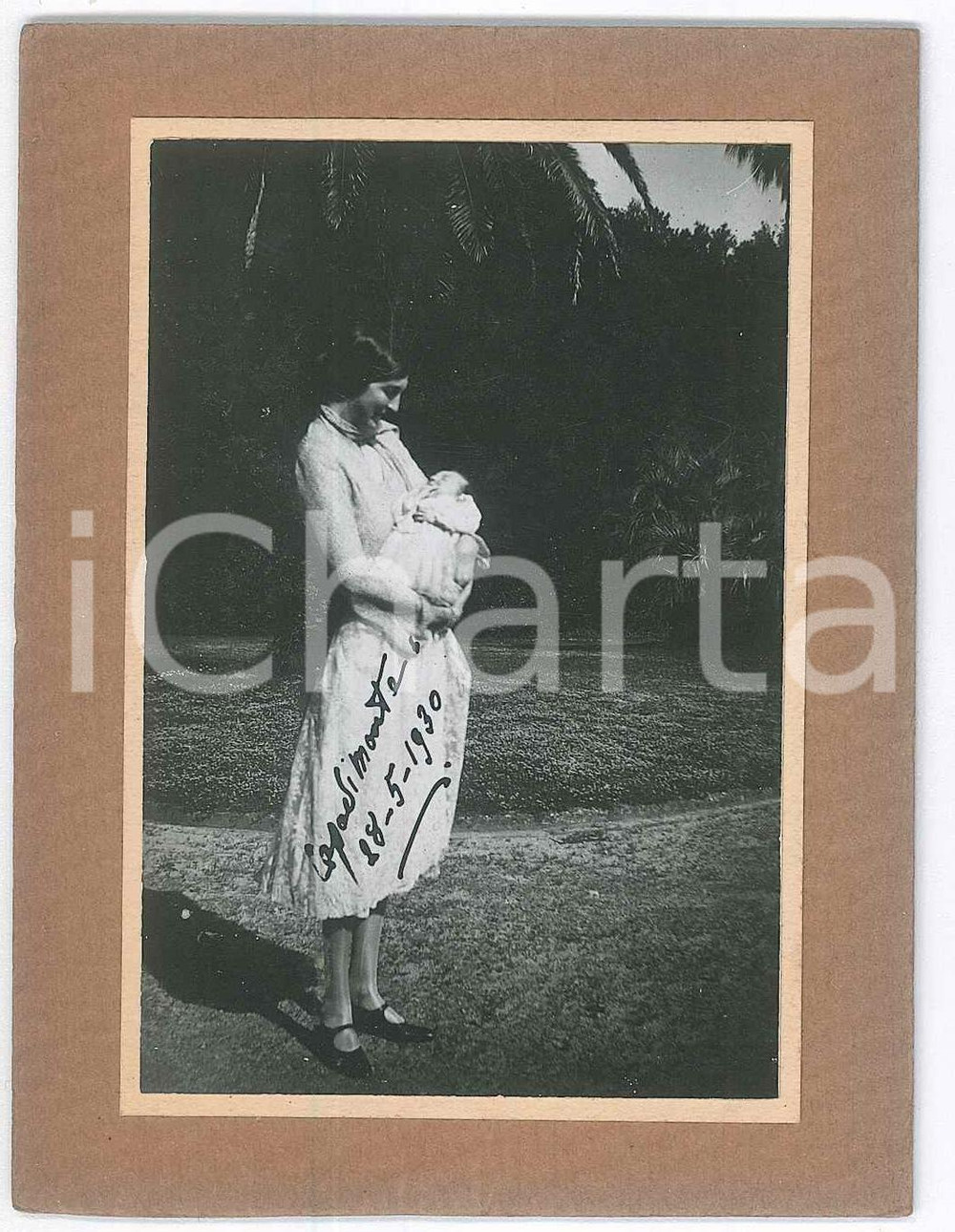 Fotografia d epoca originale 1930 CAPODIMONTE Madre con il figlio neonato  Fotografia anonima 9x11 cm 1