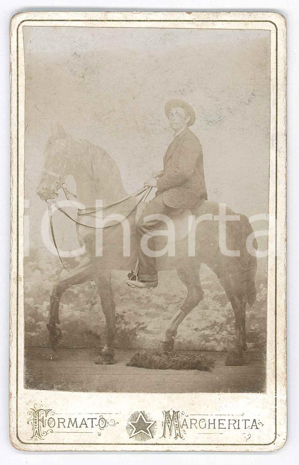 Fotografia d epoca originale 1890 ca COSTUME ITALIA Giovane uomo a cavallo  Ritratto su sagoma Foto 8x13 1