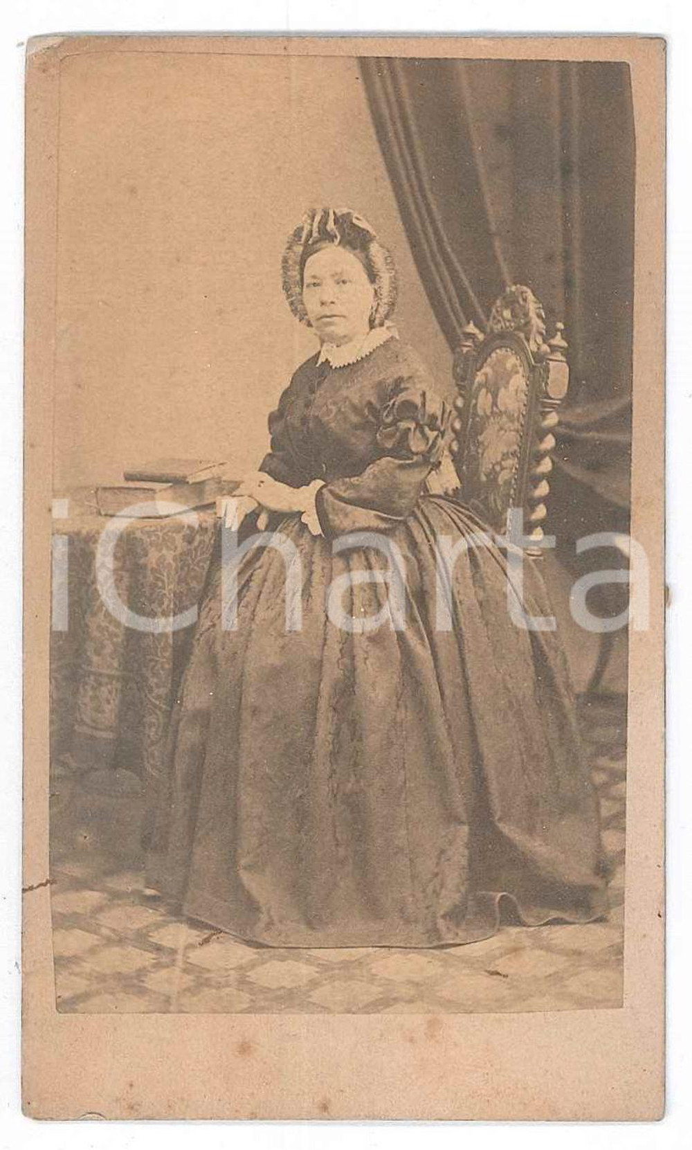 Fotografia d epoca originale 1870 ca CHAMBERY F Femme avec ses livres  Portrait  Photo Louis CHAMUSSY CDV 1