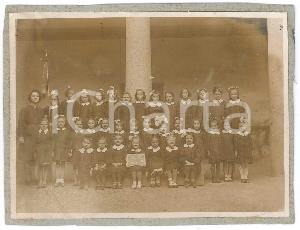 Fotografia d epoca originale 1935 ca MILANO  SCUOLA FEMMINILE Foto di classe con Maestra BUSINELLI Foto 1