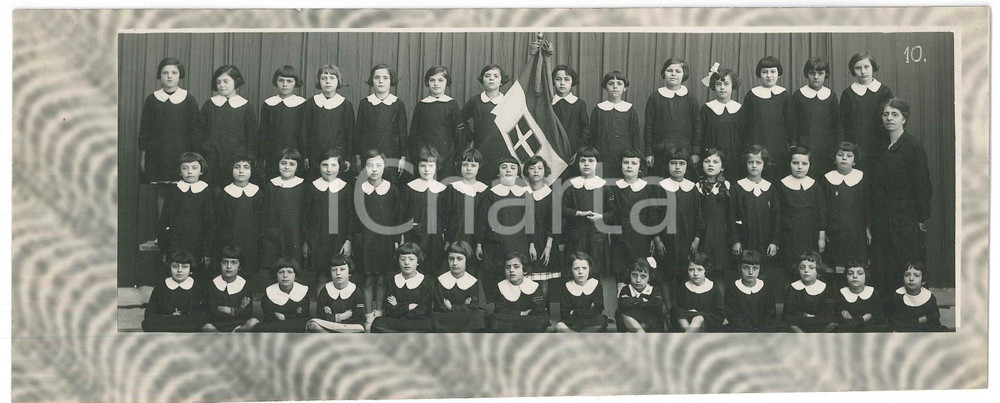 Fotografia d epoca originale 1935 ca MANTOVA Foto di classe con bandiera REGNO D ITALIA Foto BENATTI 25x10 cm 1