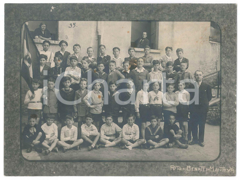 Fotografia d epoca originale 1935 ca MANTOVA Foto di classe con bandiera REGNO D ITALIA Foto BENATTI 19x14 cm 1