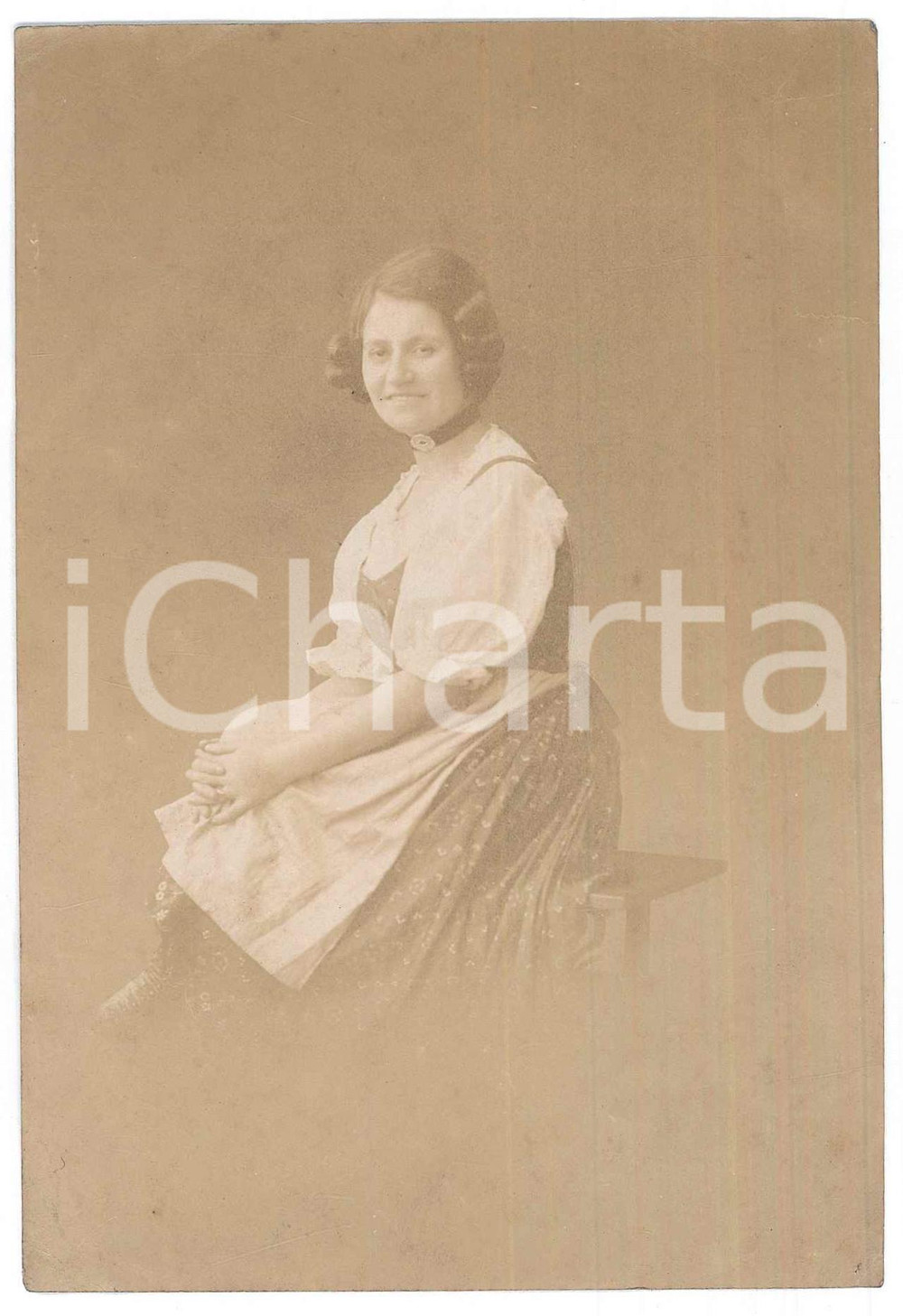 Fotografia d epoca originale 1915 ca COSTUME Donna in abito tradizionale  Fotografia anonima 10x15 cm 1
