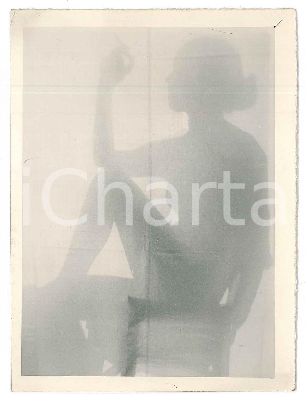 Fotografia d epoca originale 1940 ca ITALIA  Dietro la tenda  Donna che fuma Foto artistica 9x12 cm 1
