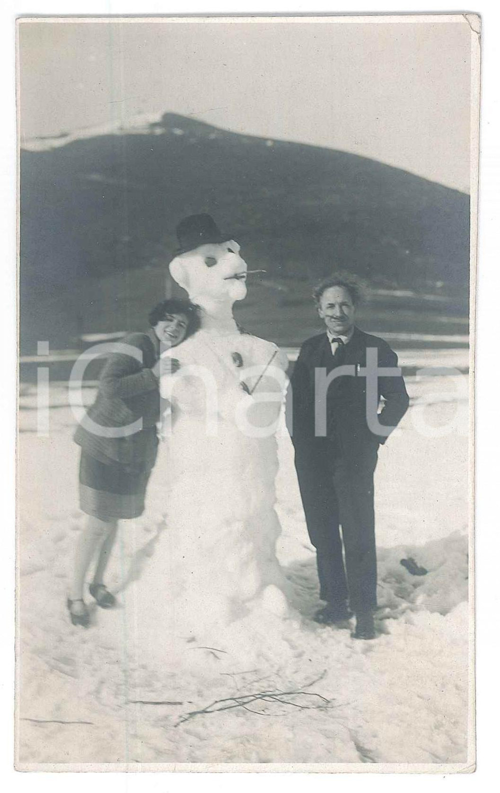 Fotografia d epoca originale 1940 ca COSTUME  Coppia con pupazzo di neve Fotografia anonima 9x14 cm 1