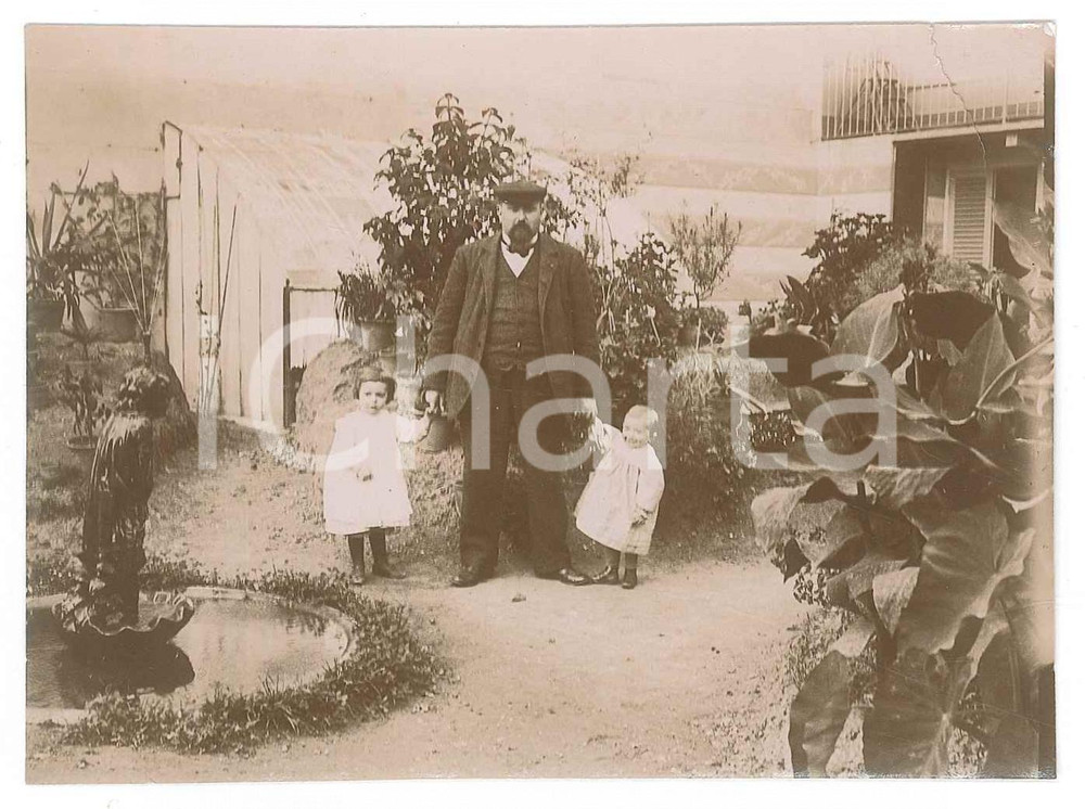 Fotografia d epoca originale 1915 ca COSTUME  ITALIA  Padre con le figlie in giardino  Foto 12x9 cm 1