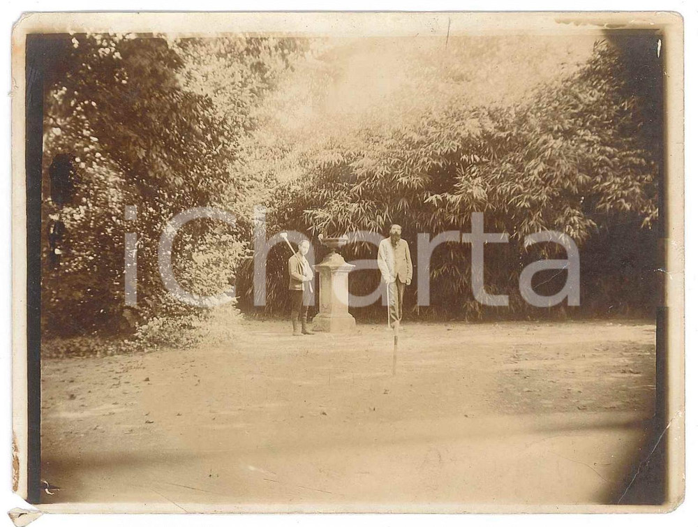 Fotografia d epoca originale 1915 ca COSTUME  ITALIA  Partita a cricket in un parco  Foto 12x9 cm 1