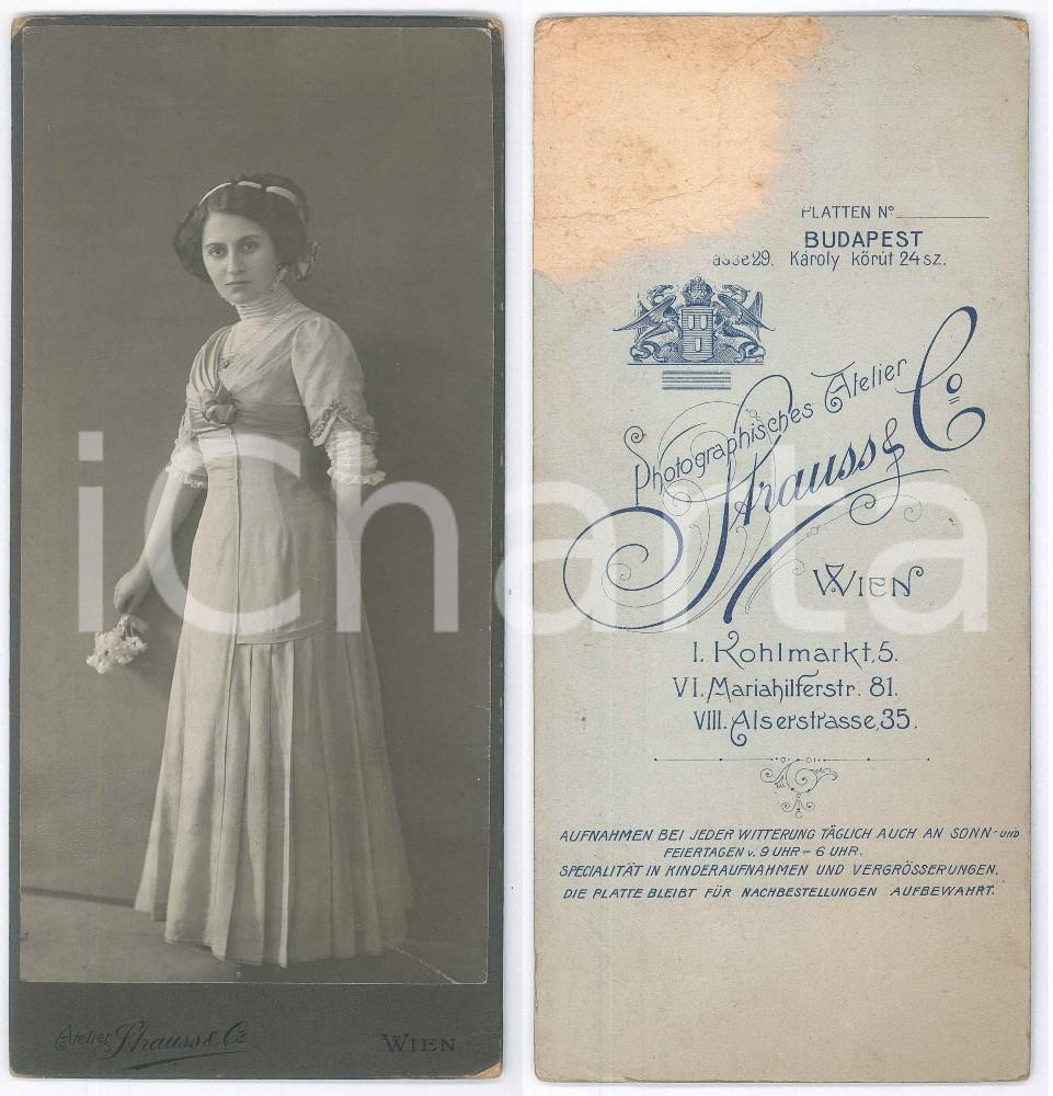 Fotografia d epoca originale 1900 ca WIEN Woman with flowers  Photographisches Atelier STRAUSS & C. 1