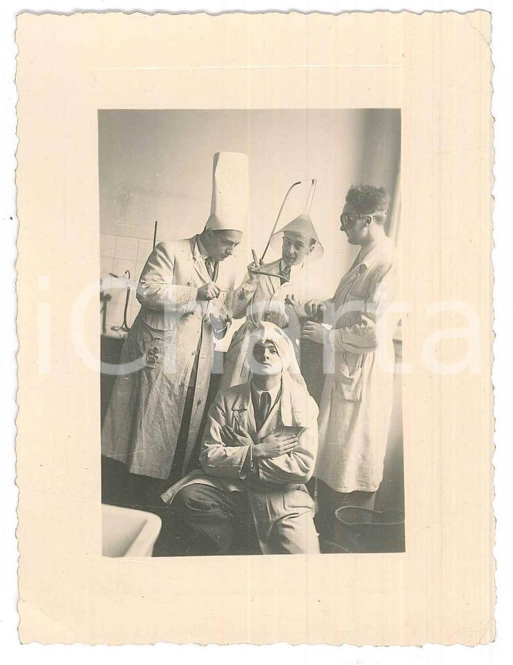Fotografia d epoca originale 1940 ca GOLIARDIA  ITALIA  Finta visita medica Fotografia 8x11 cm 1
