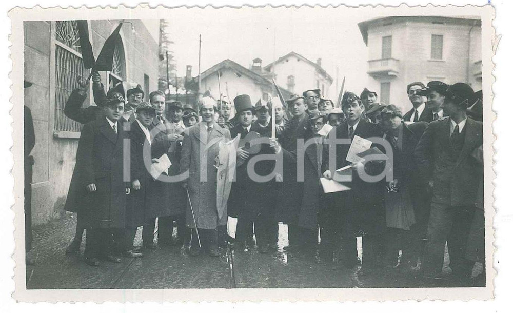 Fotografia d epoca originale 1933 GOLIARDIA  FUCI  CANTU   Studenti ai Ludi Matricolari Foto 11x6 cm 1