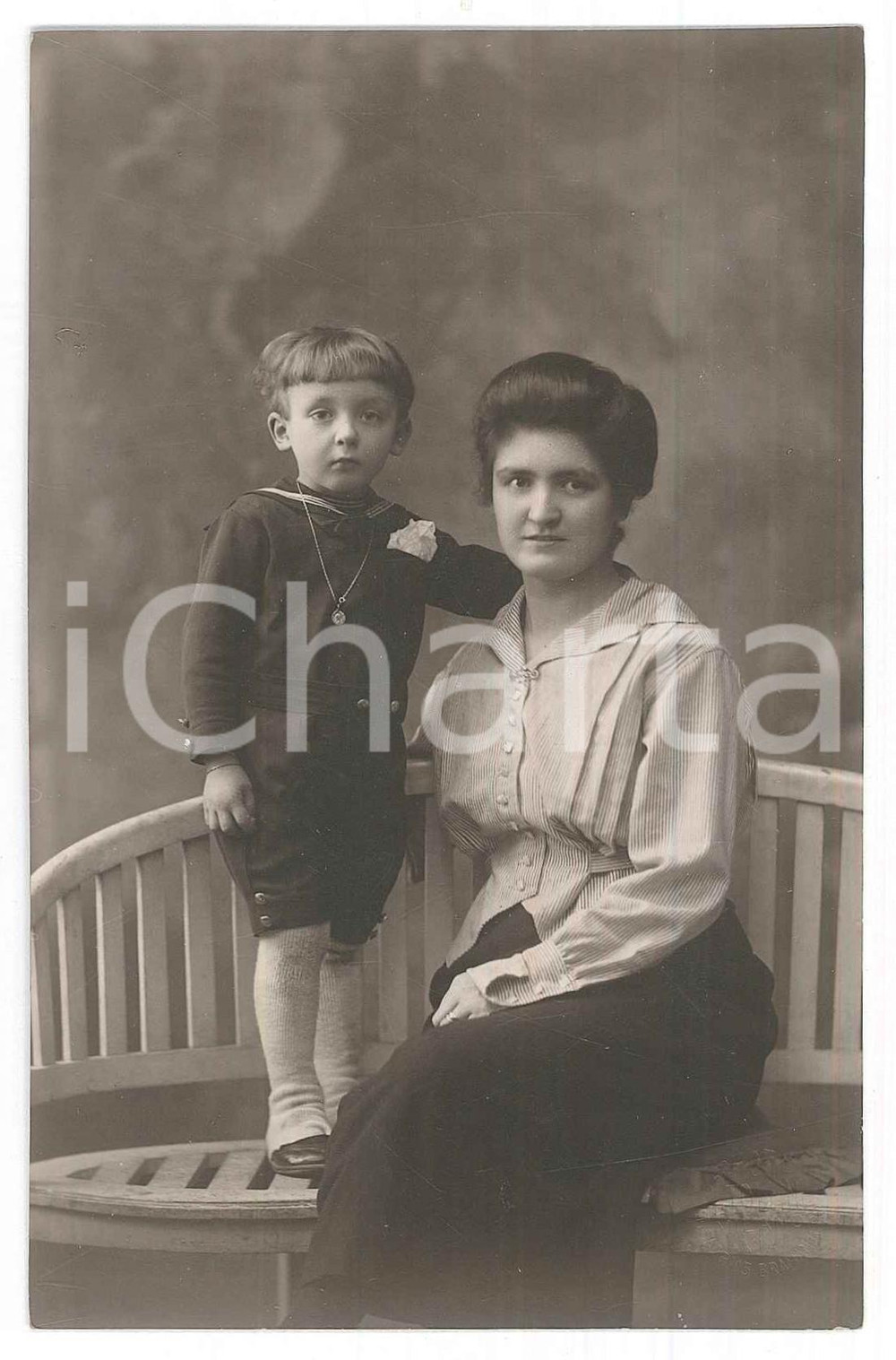 Fotografia d epoca originale 1920 ca COSTUME ITALIA Madre con il figlio su panchina Foto cartolina 1