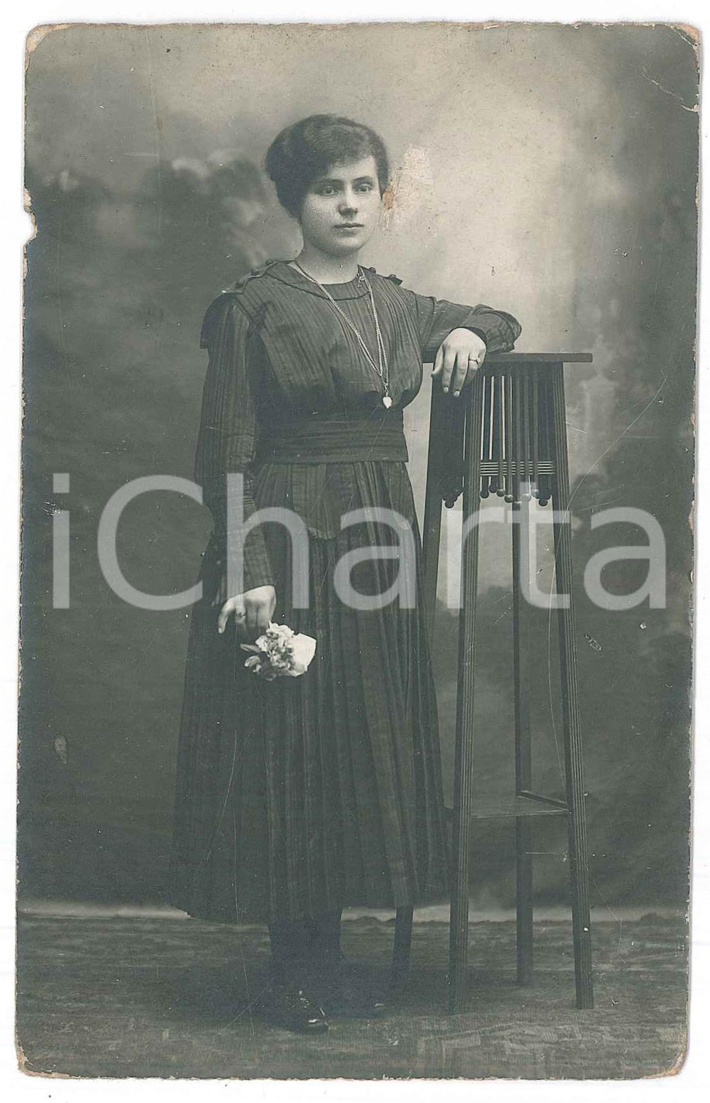 Fotografia d epoca originale 1925 ca COSTUME ITALIA Giovane donna con mazzolino di fiori Foto cartolina 1