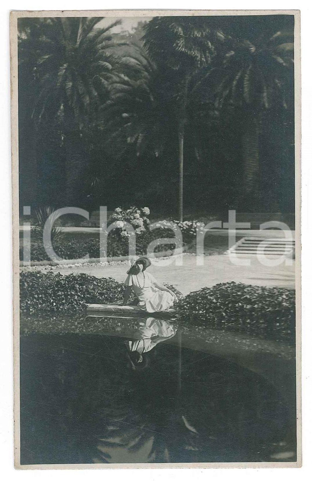 Fotografia d epoca originale 1925 ca COSTUME ITALIA Donna ai giardini  Ritratto riflesso Foto 9x14 cm 1
