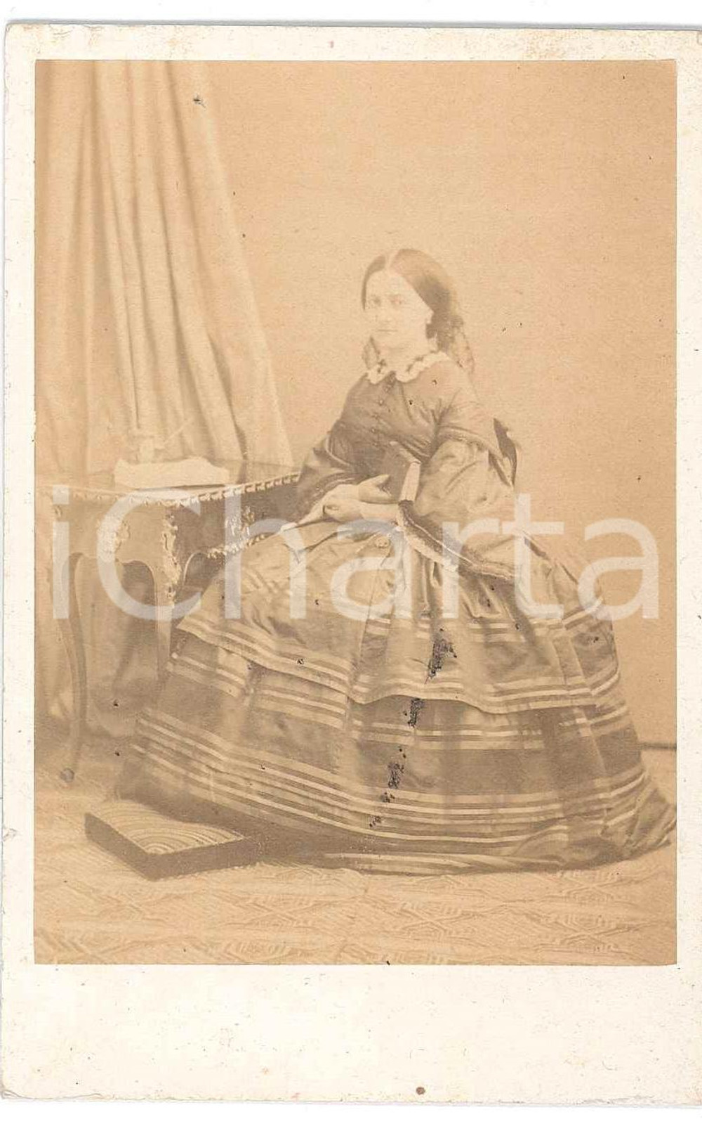 Fotografia d epoca originale 1870 ca NOBILTA  ITALIA Donna in abito a righe seduta  Ritratto Foto CDV 1
