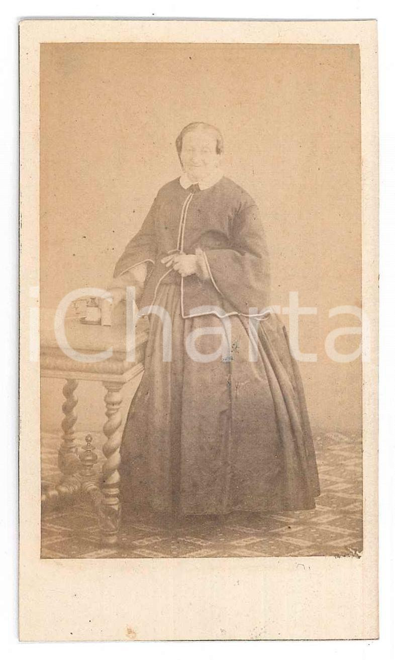 Fotografia d epoca originale 1870 ca TORINO Donna in abito scuro con libro  Ritratto  Foto LE LIEURE  CDV 1