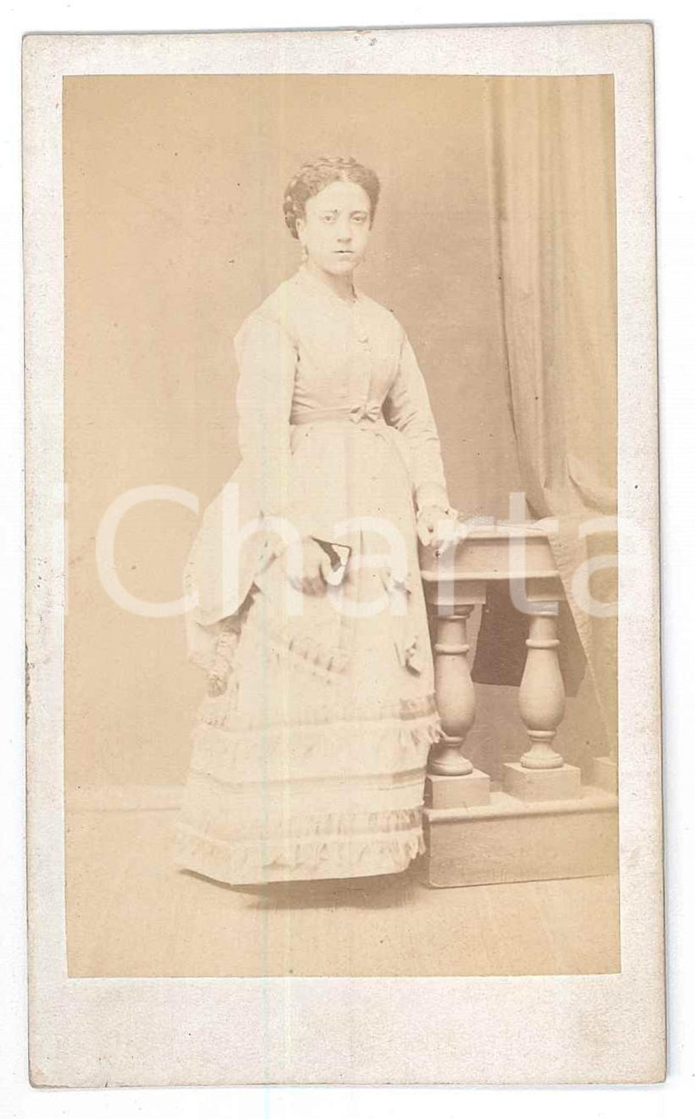 Fotografia d epoca originale 1870 ca NOBILTA  ITALIA Giovane donna in abito bianco  Ritratto Foto CDV 1