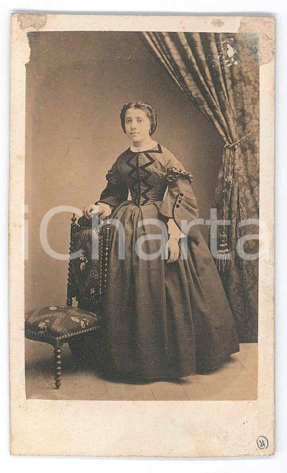Fotografia d epoca originale 1870 ca NOBILTA  ITALIA Giovane donna in abito ricamato  Ritratto Foto CDV 1