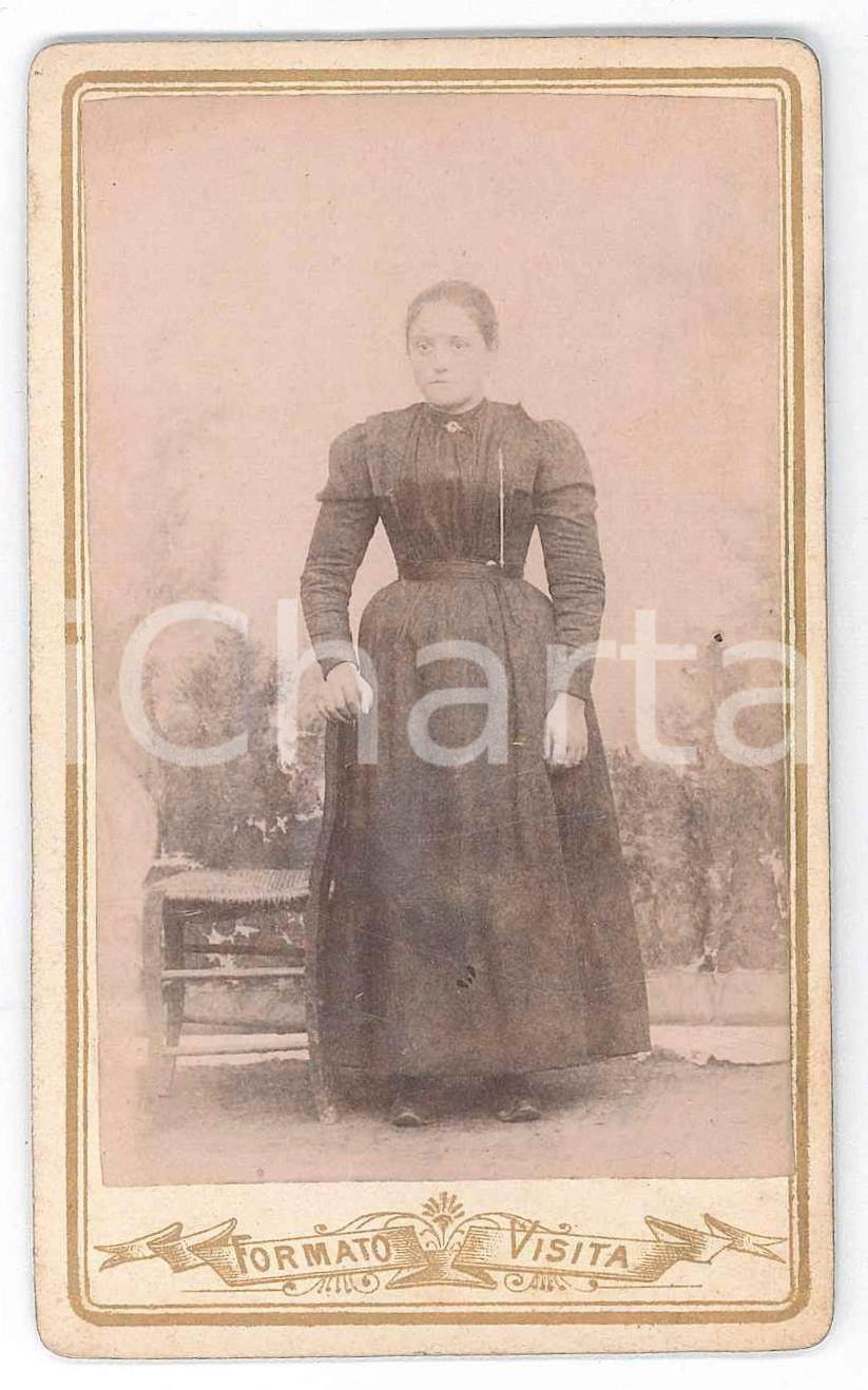 Fotografia d epoca originale 1880 ca COSTUME ITALIA Giovane donna in abito scuro  Ritratto Foto CDV 1