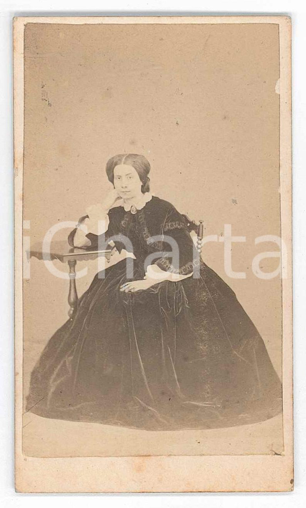 Fotografia d epoca originale 1870 ca NOBILTA  ITALIA Donna in abito di velluto seduta  Ritratto Foto CDV 1