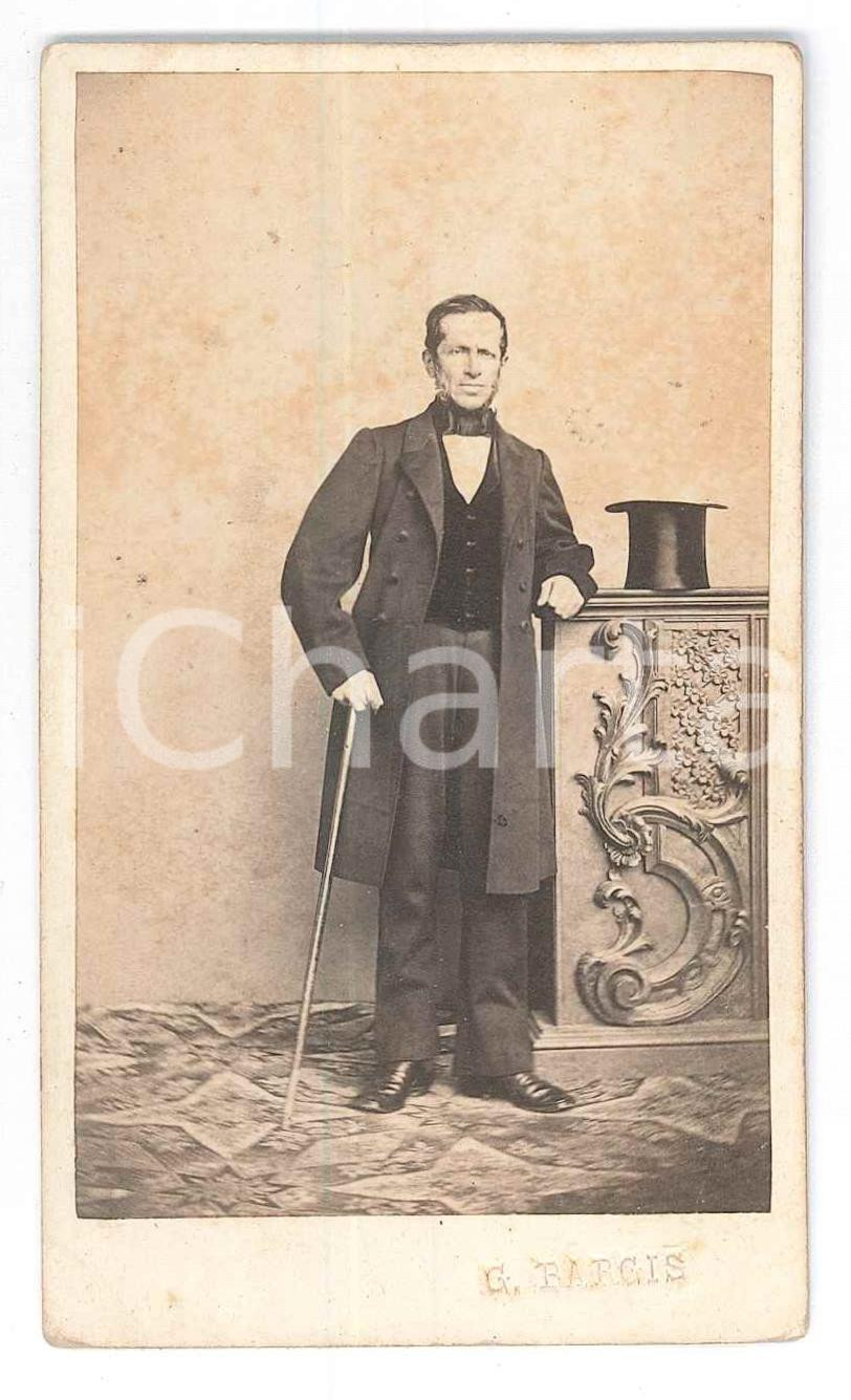 Fotografia d epoca originale 1870 ca SALUZZO Ritratto maschile con il cilindro  Foto Giuseppe BARGIS CDV 1