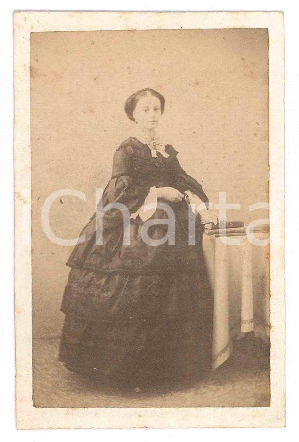 Fotografia d epoca originale 1870 ca NOBILTA  ITALIA Giovane donna con libri  Ritratto Foto CDV 1