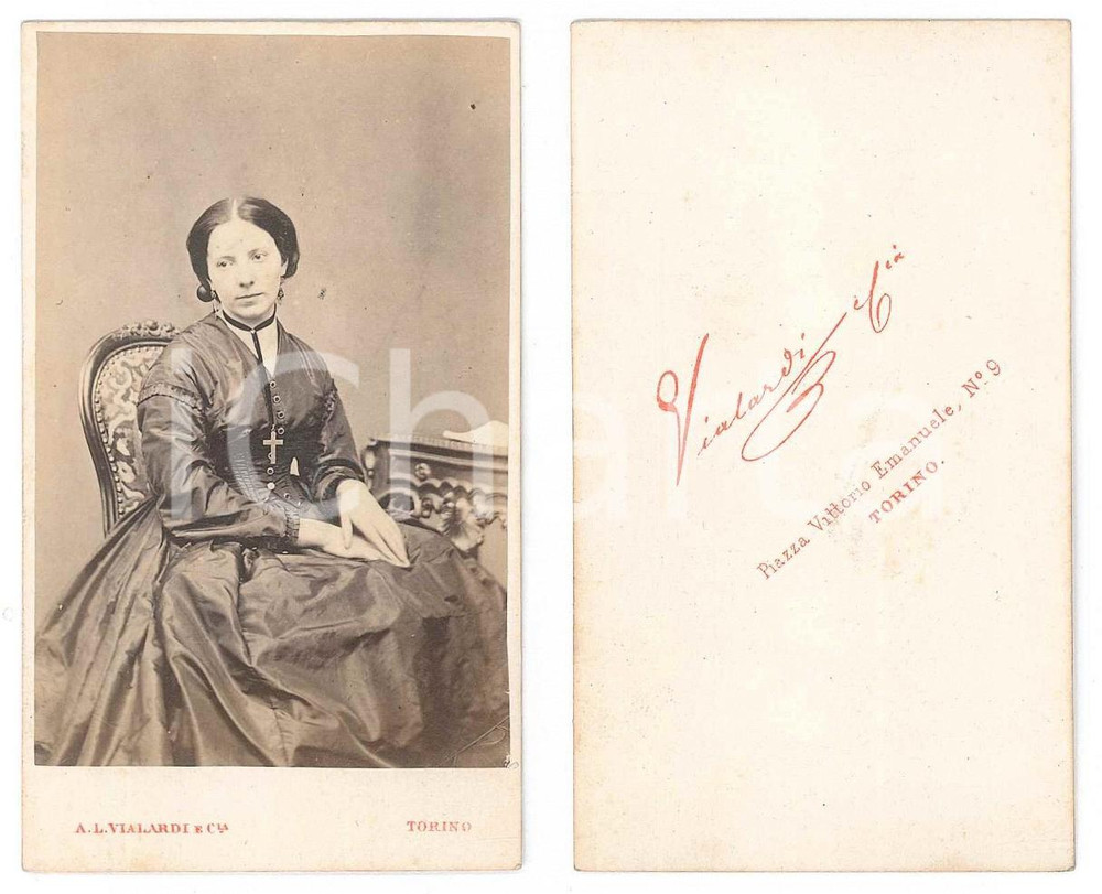 Fotografia d epoca originale 1870 ca TORINO Donna con crocifisso al collo  Ritratto 2 Foto A. VIALARDI CDV 1