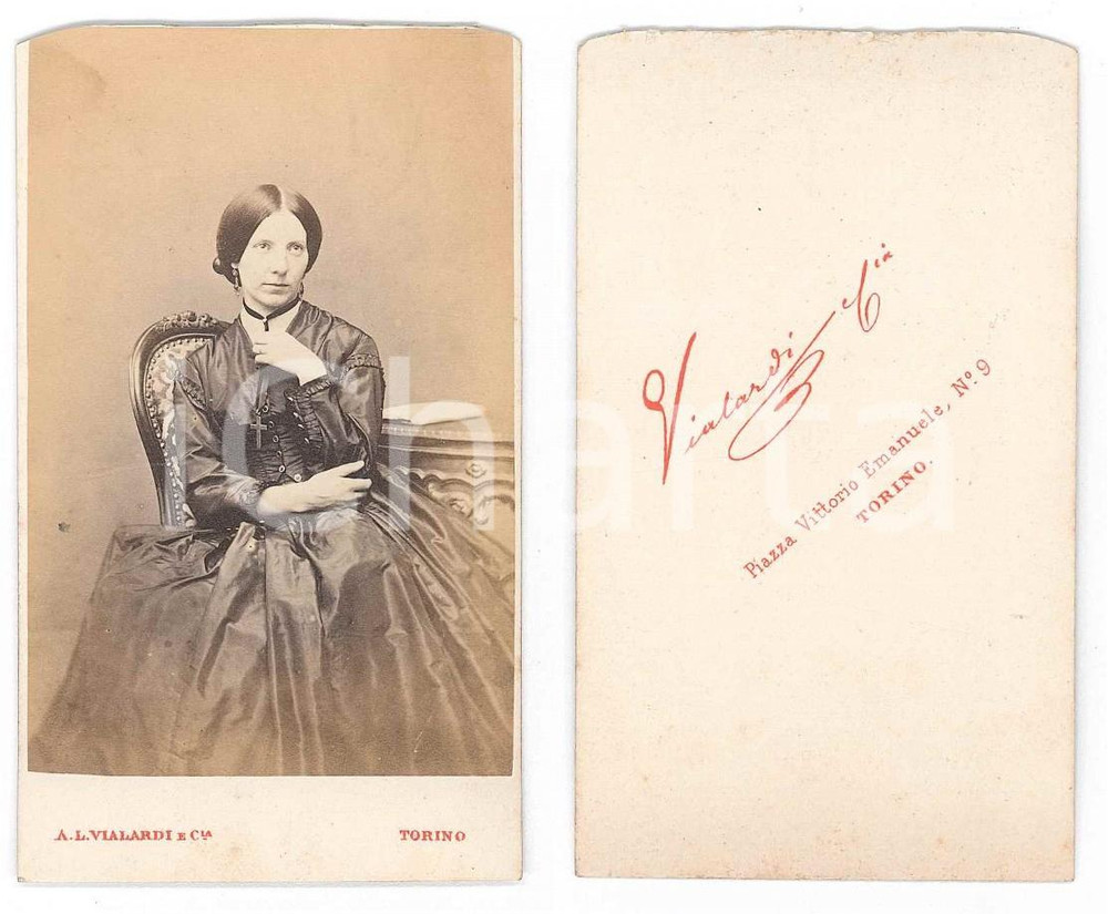 Fotografia d epoca originale 1870 ca TORINO Donna con crocifisso al collo  Ritratto 3 Foto A. VIALARDI CDV 1