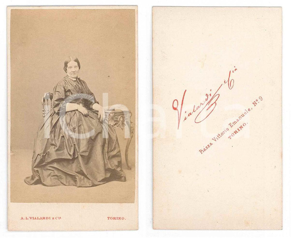 Fotografia d epoca originale 1870 ca TORINO Ritratto di donna seduta con tavolino  Foto A. VIALARDI CDV 1
