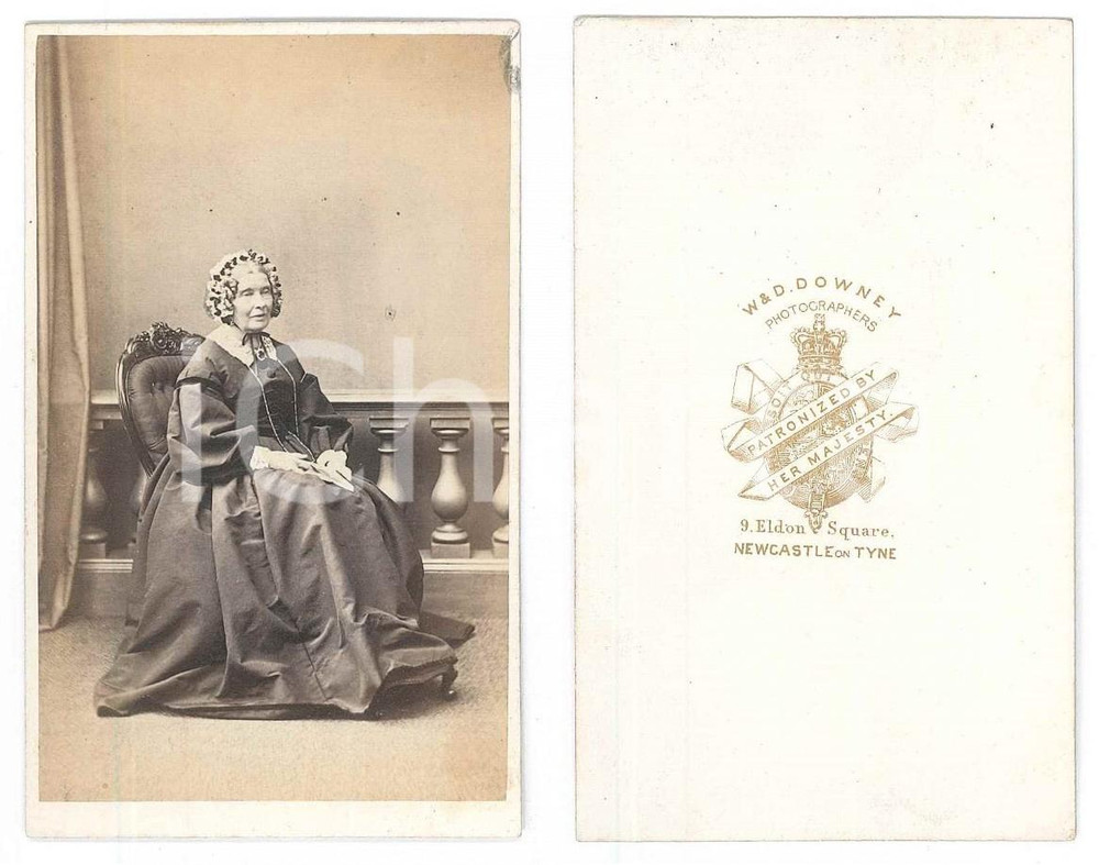 Fotografia d epoca originale 1870 ca NEWCASTLEUPONTYNE Old woman sitting with a book  Photo W. & D. DOWNEY 1