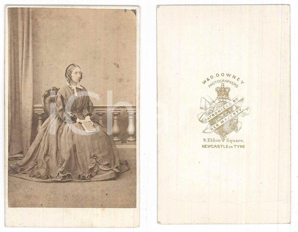 Fotografia d epoca originale 1870 ca NEWCASTLEUPONTYNE Woman sitting with a book  Photo W. & D. DOWNEY CDV 1