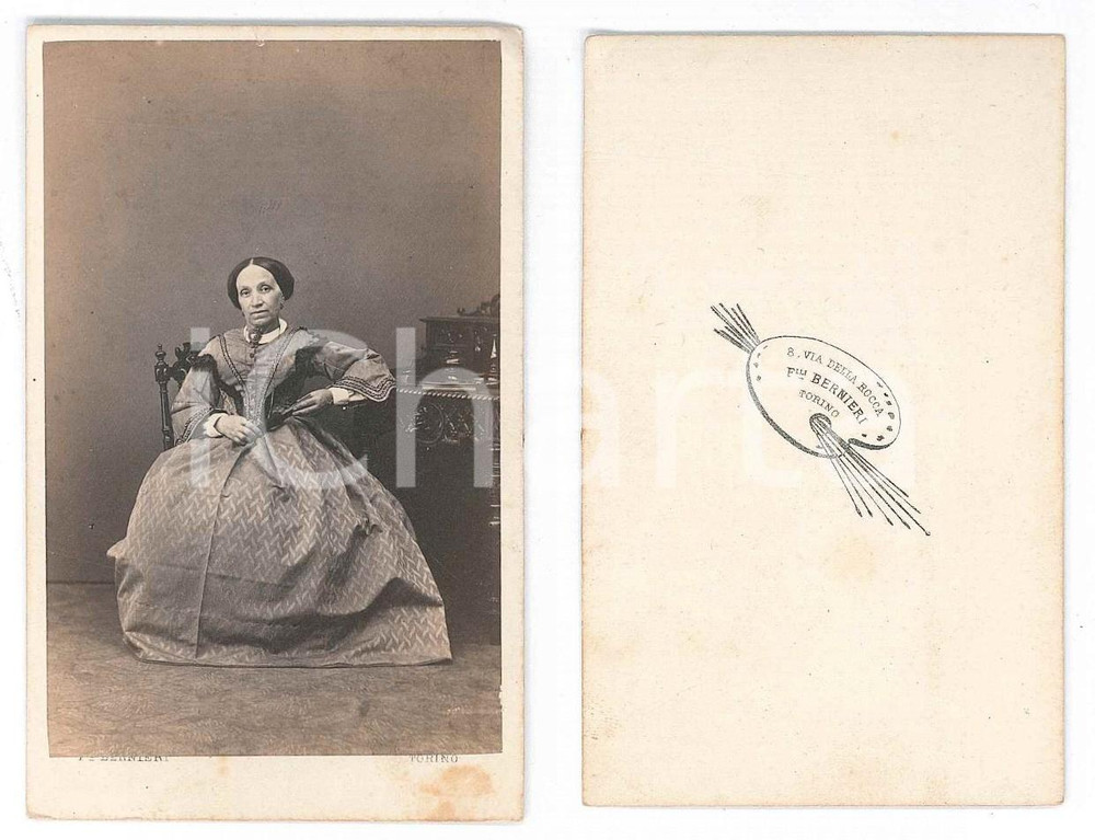 Fotografia d epoca originale 1875 ca NOBILTA  TORINO Donna seduta con ventaglio  Foto BERNIERI CDV 1