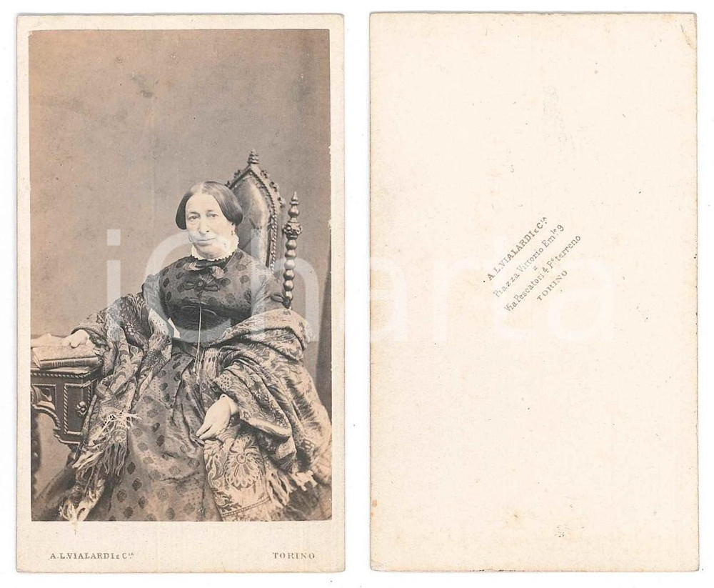 Fotografia d epoca originale 1870 ca TORINO Nobildonna con scialle e libro  Ritratto Foto A. VIALARDI CDV 1