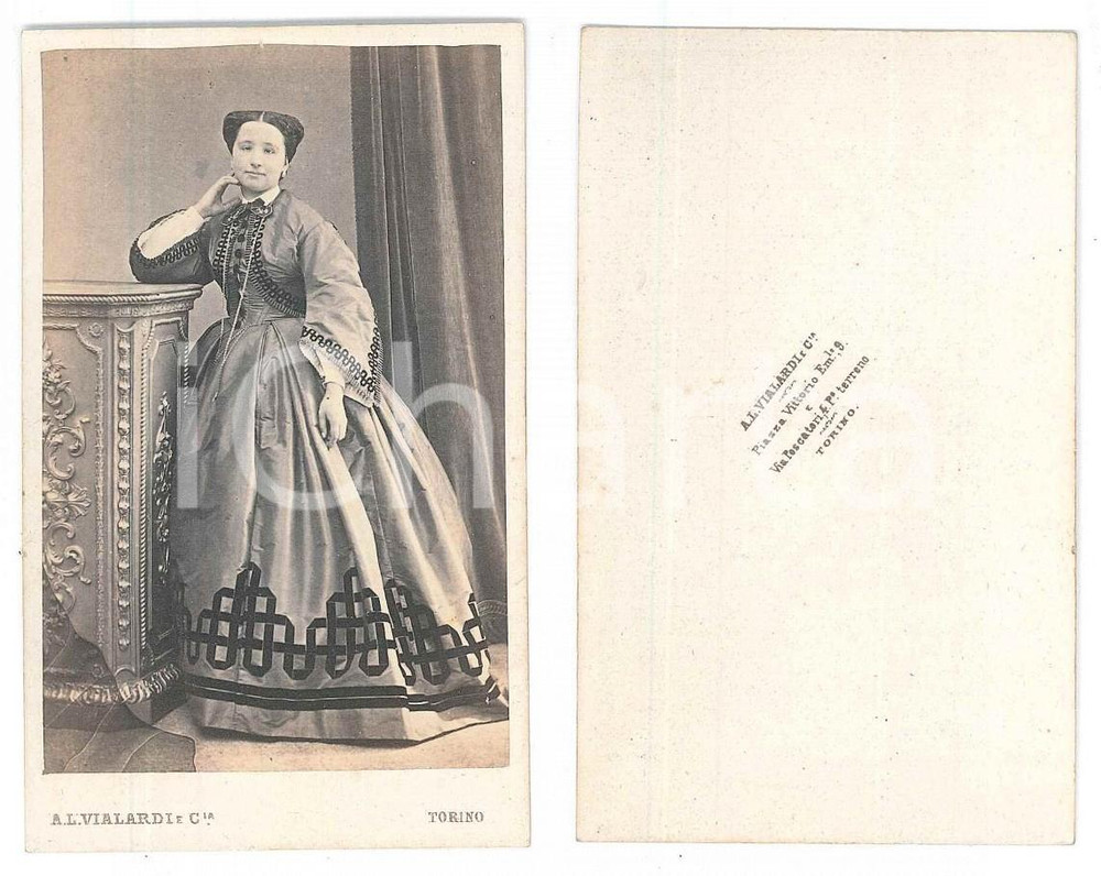 Fotografia d epoca originale 1870 ca TORINO Ritratto di donna in abito ricamato Foto A. VIALARDI CDV 1